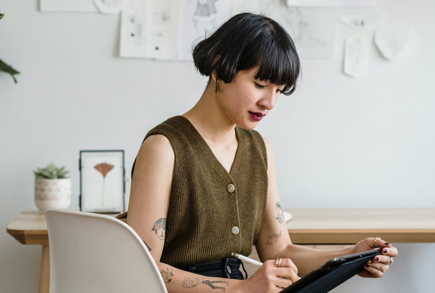 Picture demonstrating an amateur graphic designer in the process of learning.