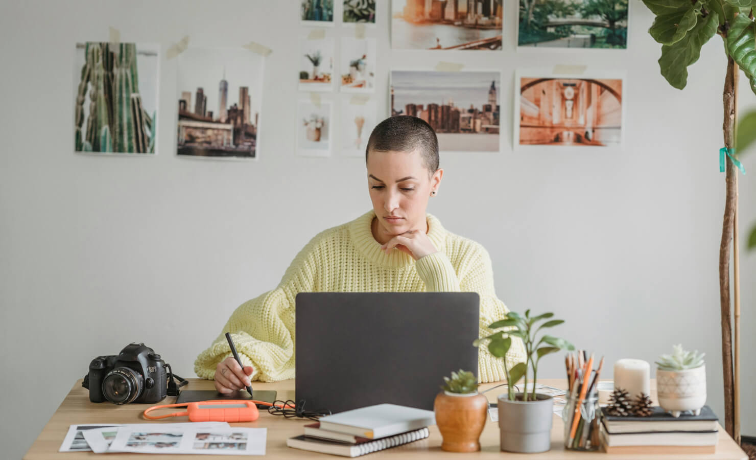 Picture demonstrating a graphic designer gaining practical experience.